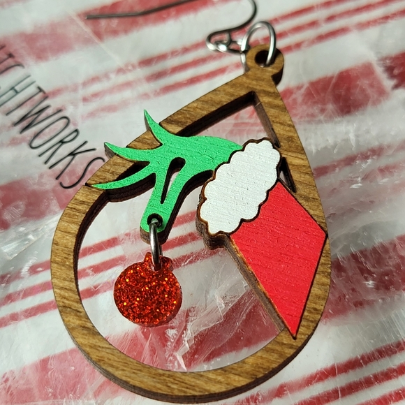 Grinch hand ornament earrings - Picture 2 of 9